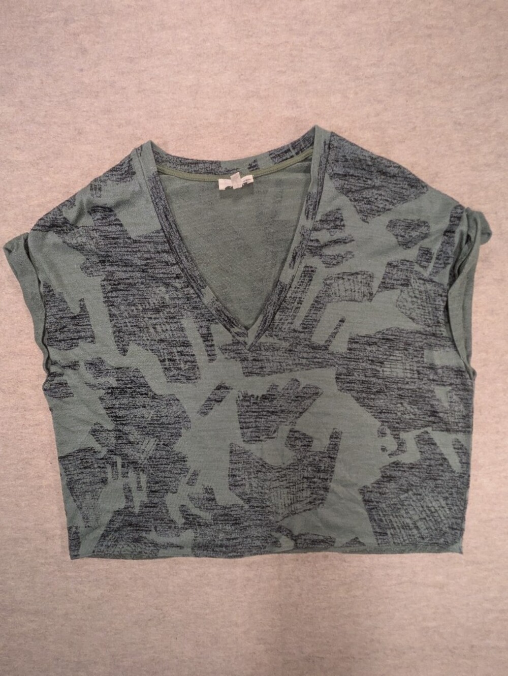 Wilfred free Aritzia Green Black V Neck Boxy Oversized Abstract Art Tshirt Small